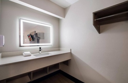 Graysville Hotel | Modern Room w/Free Parking & Convenient Access to I-75, Ideal for Travelers.