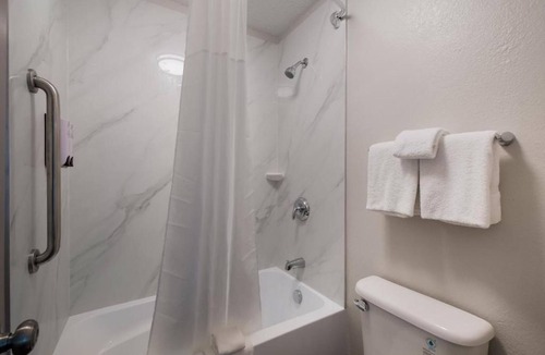 Graysville Hotel | Modern Room w/Free Parking & Convenient Access to I-75, Ideal for Travelers.