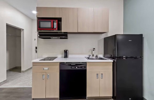 Harbison Hotel | Modern Room with Fully Equipped Kitchen for Couples or Solo Trips in Columbia