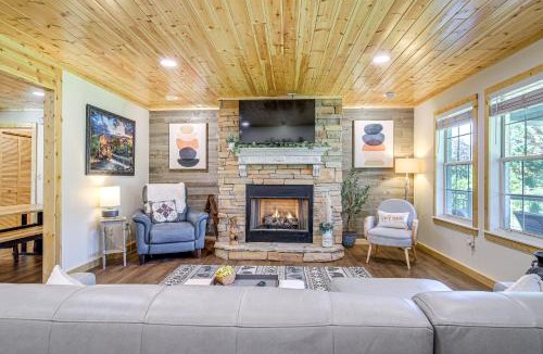 Sevierville House | Modern Sevierville Cottage w/Hot Tub + Game Room