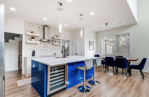 Jefferson Park House | Modern Spacious Retreat Home