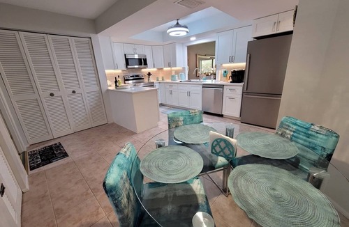 Sarasota Villa | Modern, Spacious Villa close to #1 Siesta Key Beach! FreeWiFi, Updated ,Hot tub