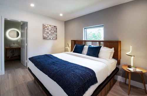 Poinciana Park Hotel | Modern Stay Near Airport, Cruise & Downtown