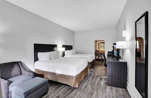 Downtown Hollywood Hotel | Modern Stay Near Hollywood Beach w/Pool, Gym & Free Breakfast