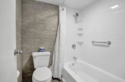 Downtown Hollywood Hotel | Modern Stay Near Hollywood Beach w/Pool, Gym & Free Breakfast