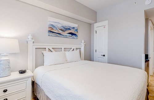 Baytowne Wharf Condo | Modern studio condo with pool, tennis, & golf