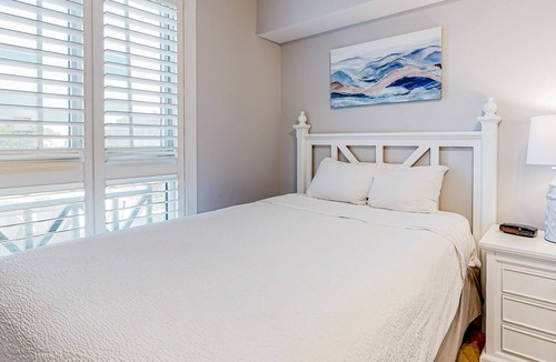 Baytowne Wharf Condo | Modern studio condo with pool, tennis, & golf