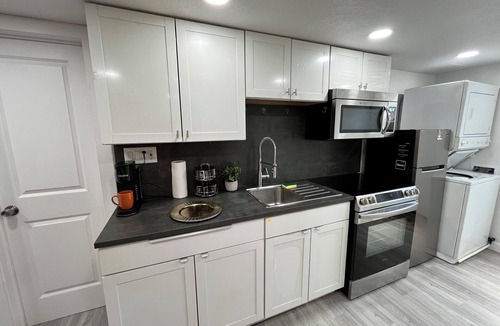 Sylvan Hills Apartment | Modern Studio in Atlanta - 12 Min to Downtown, Parking, A/C, Washer/Dryer!