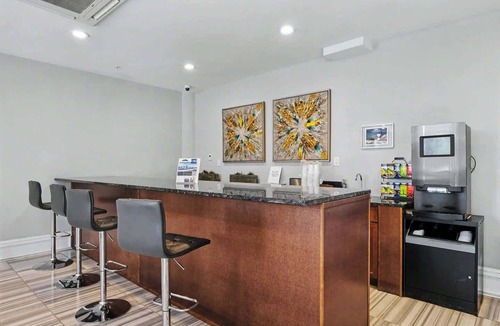 Olde Kensington Apartment | Modern Studio near The Piazza | NoLibs | Sleeps 2
