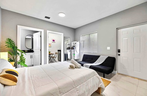 Allapattah Apartment | Modern Studio Near Wynwood & Design District