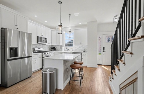Clayton House | Modern & Stylish 2/2.5 Home Mainstreet Clayton!