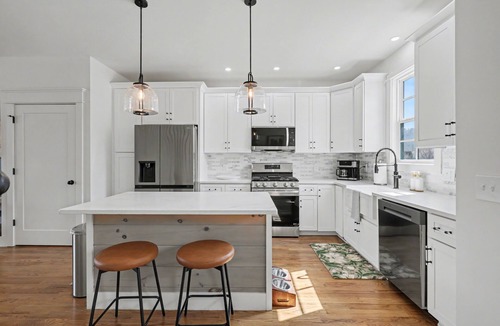 Clayton House | Modern & Stylish 2/2.5 Home Mainstreet Clayton!