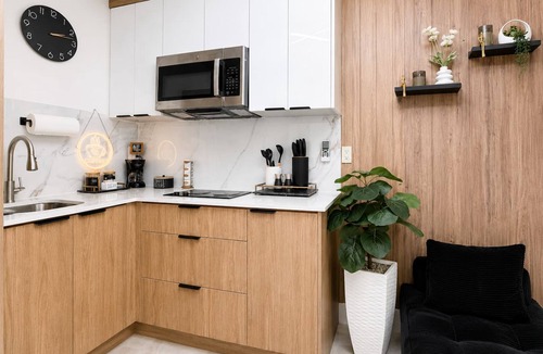 Pembroke Pines Apartment | Modern Suite | King Bed | Free Parking
