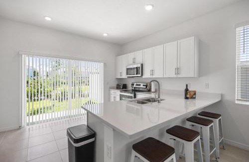 Sarasota Apartment | Modern Sunshine Oasis with Large Heated Pool, Just 20 mins to Siesta Key