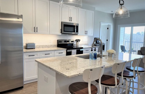 Forest Condo | Modern Top-level 2BR/2BA Condo w/Private Balcony in Secured Bldg w/Elevator!