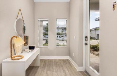 Iona House | Modern Townhouse close to beaches