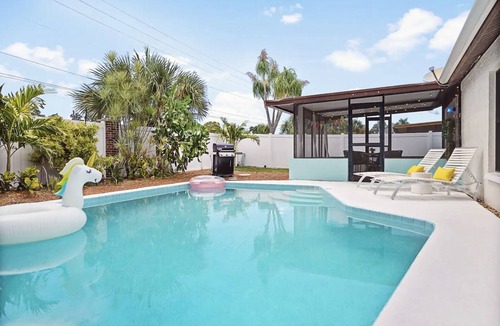 Anona House | Modern Tropical HEATED POOL Home 5min to the Beach!