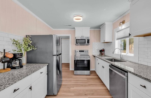 Garden City House | Modern Tropical Bungalow, 3BR 2 Bath