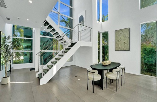 Poinsettia Heights House | Modern waterfront property