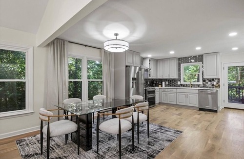 Decatur House | Modern5BR/3,5b Home with Garage & Basement. Great for Professionals or Families.