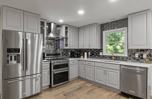 Decatur House | Modern5BR/3,5b Home with Garage & Basement. Great for Professionals or Families.