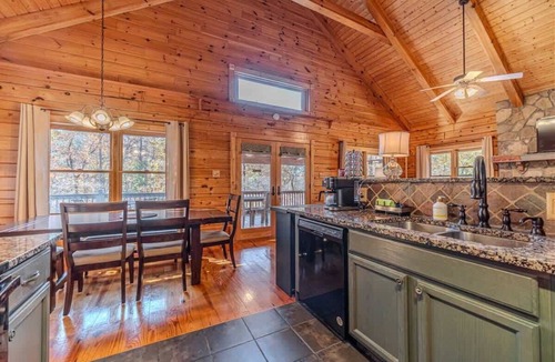 Clarkesville House | MONARCH MANOR - HOT TUB, GAMES, FIRE PIT, GAMES