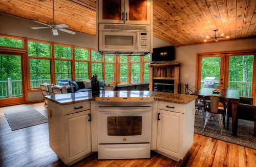Montreat House | MonTreat Yourself | Luxurious Mountain Escape with Hot Tub and Game Room