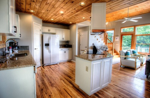 Montreat House | MonTreat Yourself | Luxurious Mountain Escape with Hot Tub and Game Room