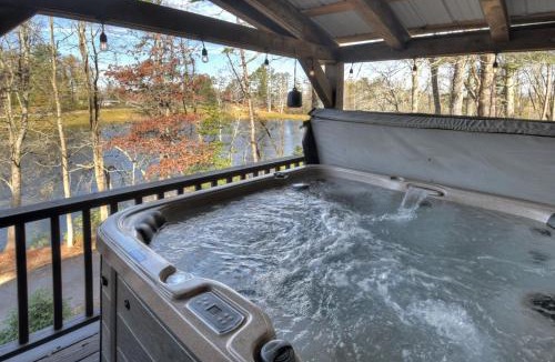 Blairsville Villa | Moon Tower Cabin - Beautiful Water Views Firepit More