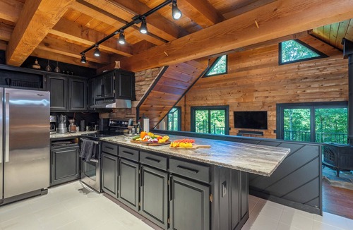 Horse Shoe House | Moonlight Mountain Manor w Medicinal Cedar Hot Tub + Game Room + Yoga Studio