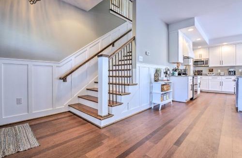 Lovettsville House | Morrisonville Manor w/Fire Pit & Hot Tub!