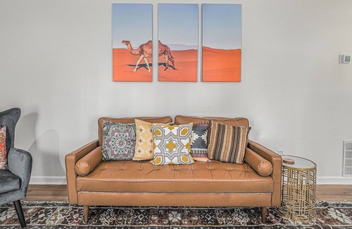 Riverdale House | Morroccan Vibes! 14 mins from the Airport. Sleeps 9. King Bed! Pool table!
