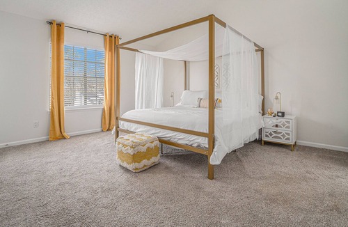 Riverdale House | Morroccan Vibes! 14 mins from the Airport. Sleeps 9. King Bed! Pool table!