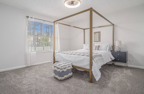 Riverdale House | Morroccan Vibes! 14 mins from the Airport. Sleeps 9. King Bed! Pool table!