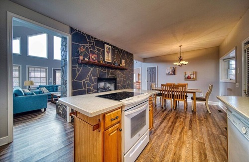 Hiawassee House | Mossy Oaks Lodge-Fireplace-Pool Table