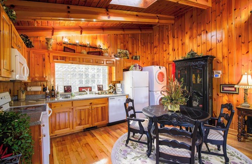 Helen Cabin | Most Booked Cabin in Helen /60 second Walk to Town /Free Parking /Two Jacuzzi
