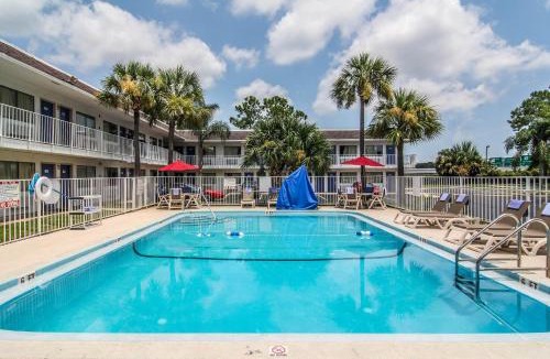 Doctors Inlet Hotel | Motel 6-Jacksonville, FL - Orange Park