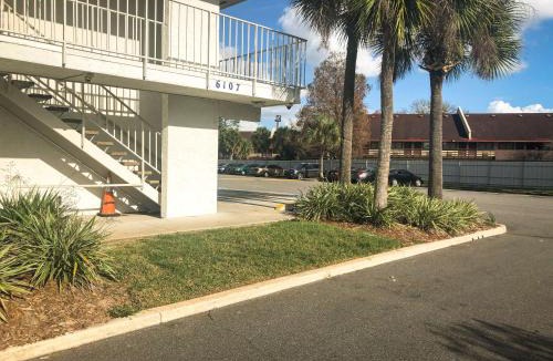 Doctors Inlet Hotel | Motel 6-Jacksonville, FL - Orange Park