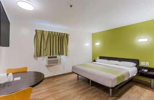 Southside Hotel | Motel 6-Jacksonville, FL - South