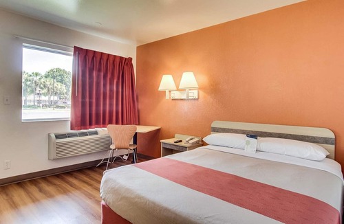 Doctors Inlet Hotel | Motel 6 Jacksonville, FL - Orange Park