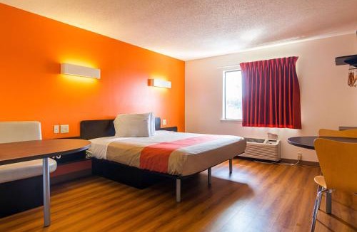 Church Street Hotel | Motel 6-Jonesboro, GA