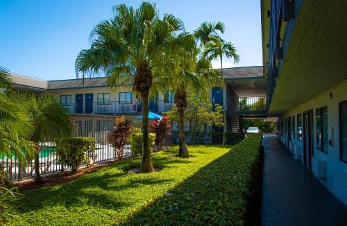 Lantana Hotel | Motel 6-Lantana West Palm Beach, FL