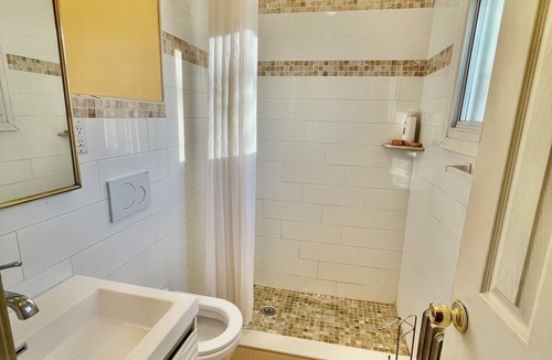 Newark House | Motel House