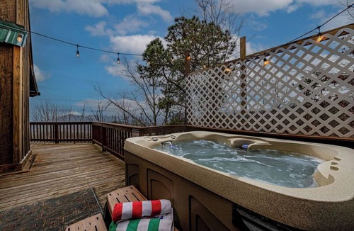Sevierville Cabin | Mount LeConte Views: Hot Tub & Arcade Games