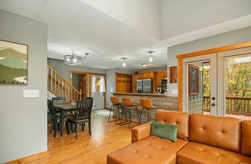 Talking Rock Cabin | Mountain 4BR Cabin Hot Tub, Theater & Pets OK