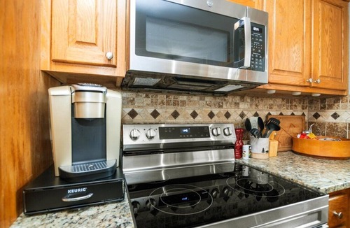 Talking Rock Cabin | Mountain 4BR Cabin Hot Tub, Theater & Pets OK