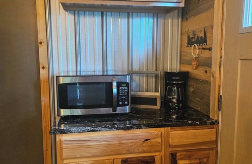 Murphy Cabin | Mountain cabin, gorgeous views! 15 Min to 2 Whitewater Rafting Rivers! feed deer