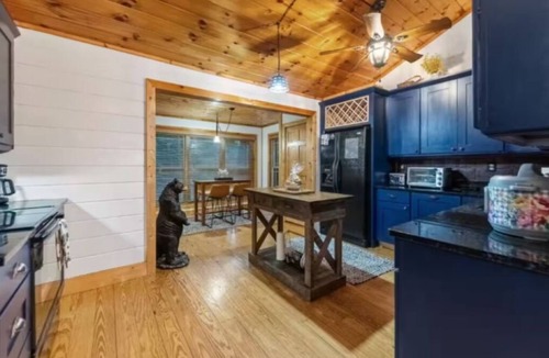Foxfire Estates Cabin | Mountain Cozy Cabin: HotTub Firepit Game Rm Family Friendly 10 Mins to Downtown!