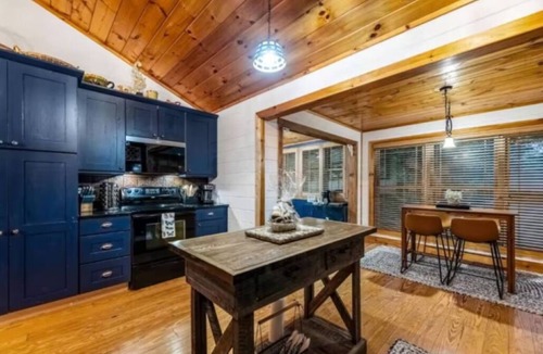 Foxfire Estates Cabin | Mountain Cozy Cabin: HotTub Firepit Game Rm Family Friendly 10 Mins to Downtown!