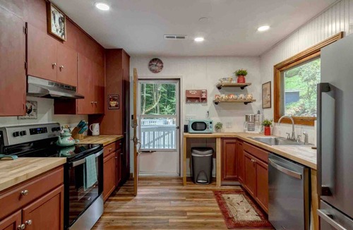 Maggie Valley Cottage | Mountain Dreams- Peaceful, Charming, Pet Friendly